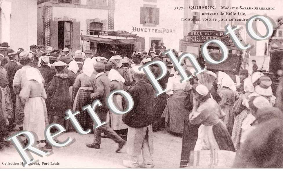 Madame Sarah Bernhardt arrivant de Belle-Isle, monte en voiture pour se rendre a la gare