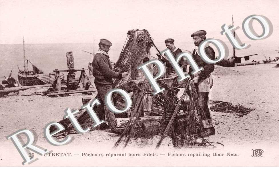 Pecheurs reparant leurs filets