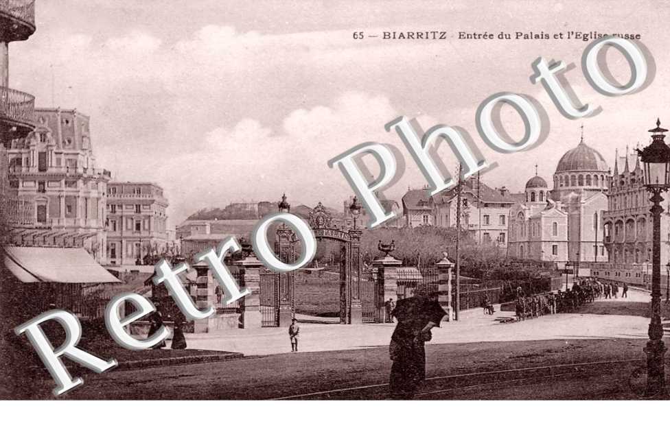entree du palais et l'eglise Russe