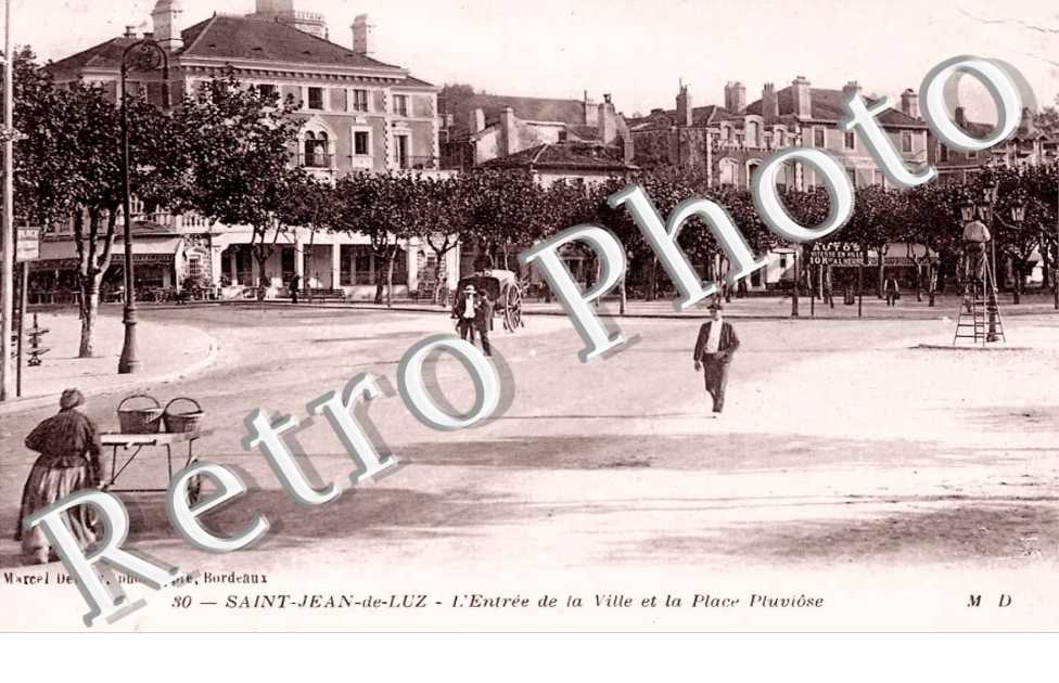 l'entree de la ville  et la place Pluviose