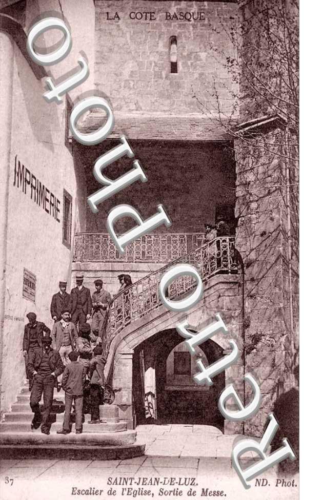 Escalier de l'Eglise, Sortie de la Messe