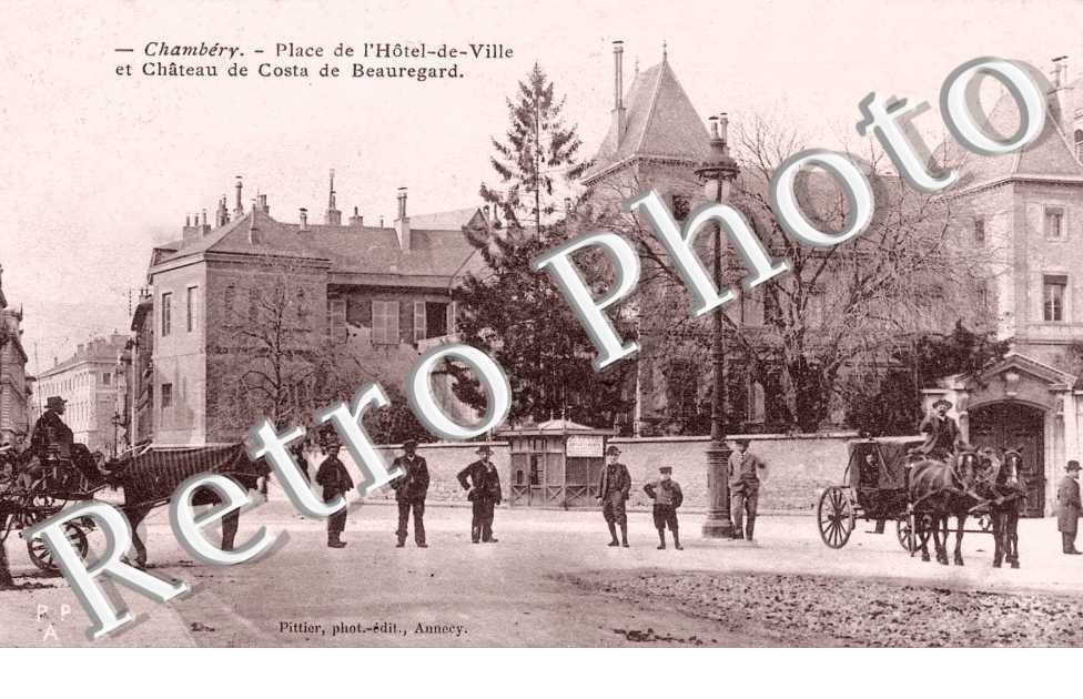 Place de l'Hotel de Ville et Chateau de Costa de Beauregard