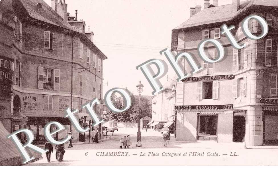 La Place Octogone et l'Hotel Costa