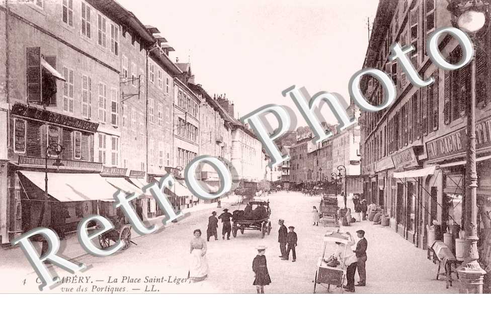 La Place Saint Leger, vue des Portiques