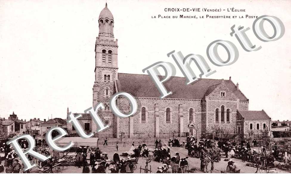 La Place du Marché - Le Presbytère et la Poste