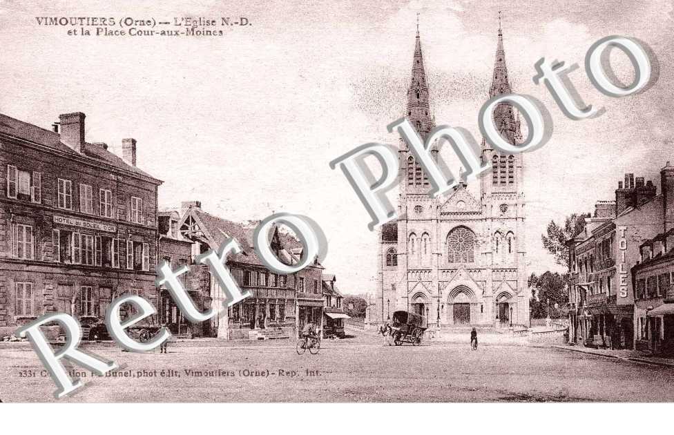 L'EGLISE Notre Dame  ET LA PLACE COUR-AUX-MOINES