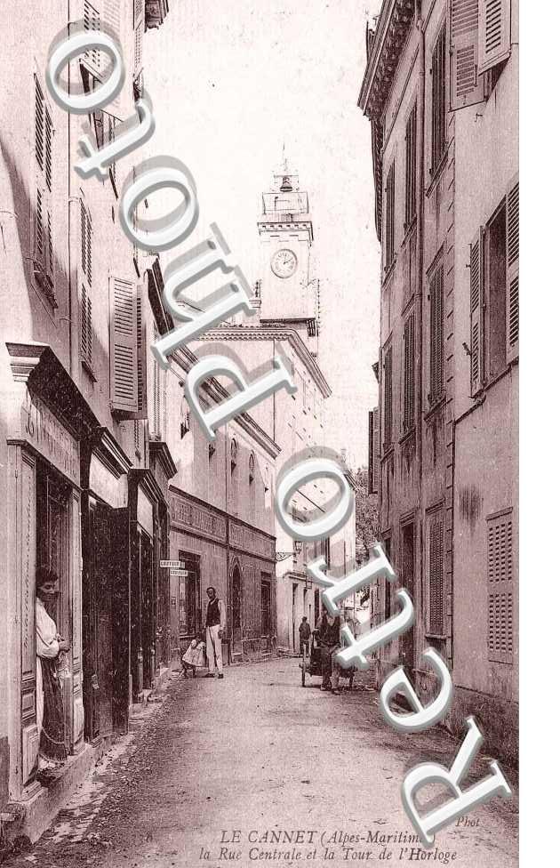 la rue centrale et la Tour de l'Horloge