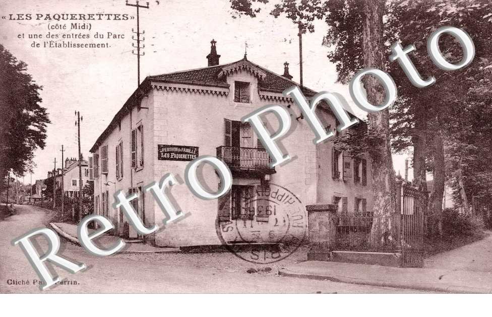 Les Paquettes et une des entrees du parc de l'etblissement