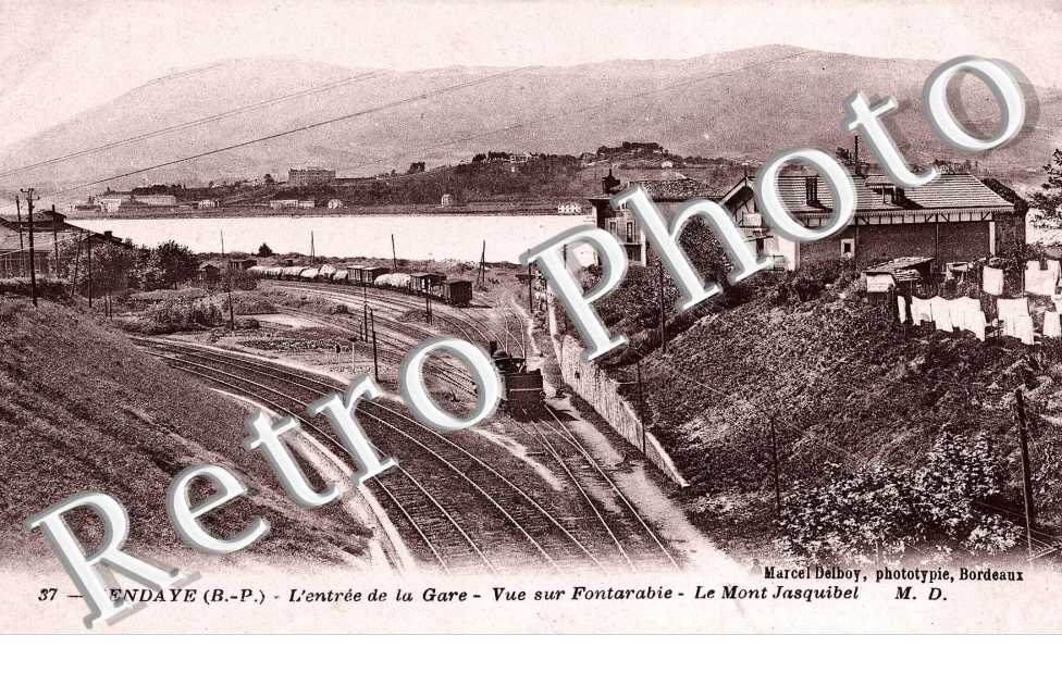 l'entree de la gare. Le Mont Jasquibel. Vue sur Fontarrabie