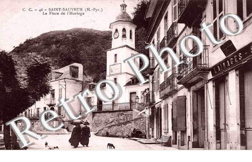 Saint Sauveur - la Place de l'Horloge