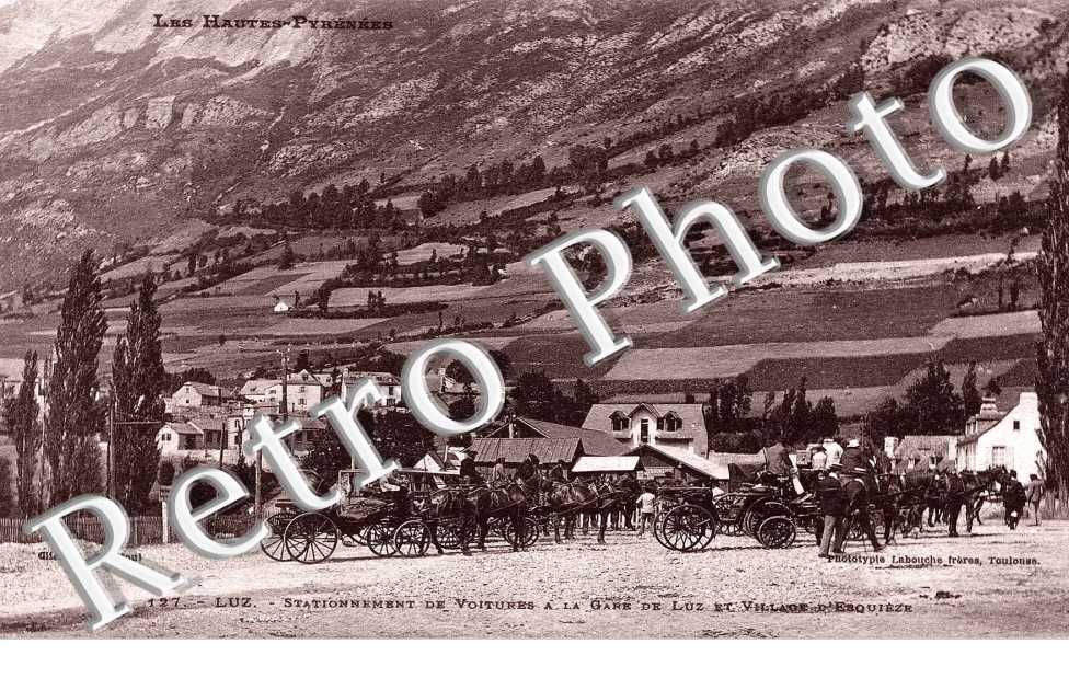 Stationnement de voiture a la gare de Luz et le village d'Esquieze
