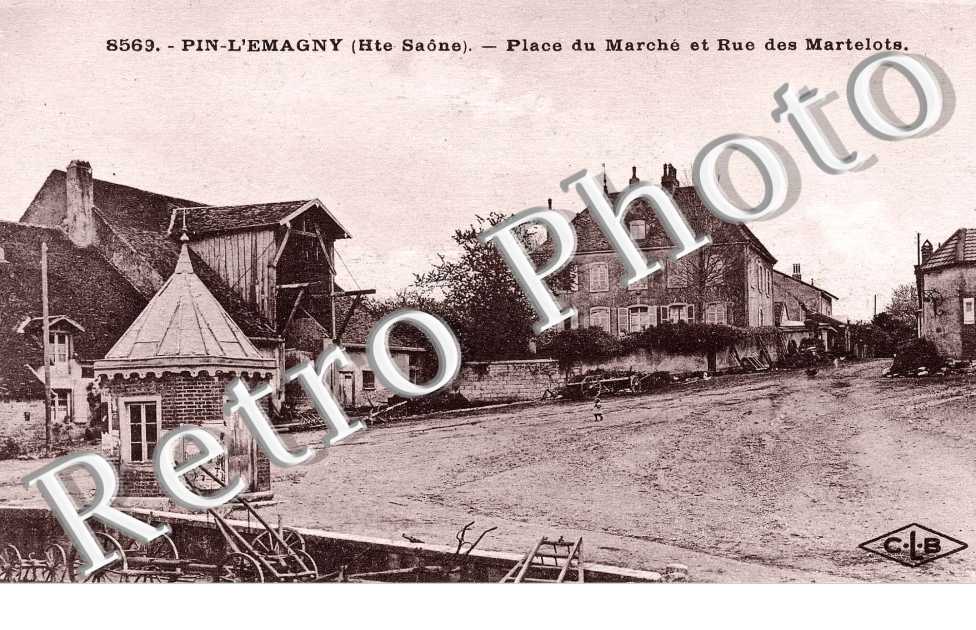 Place du marche et rue de Martelots