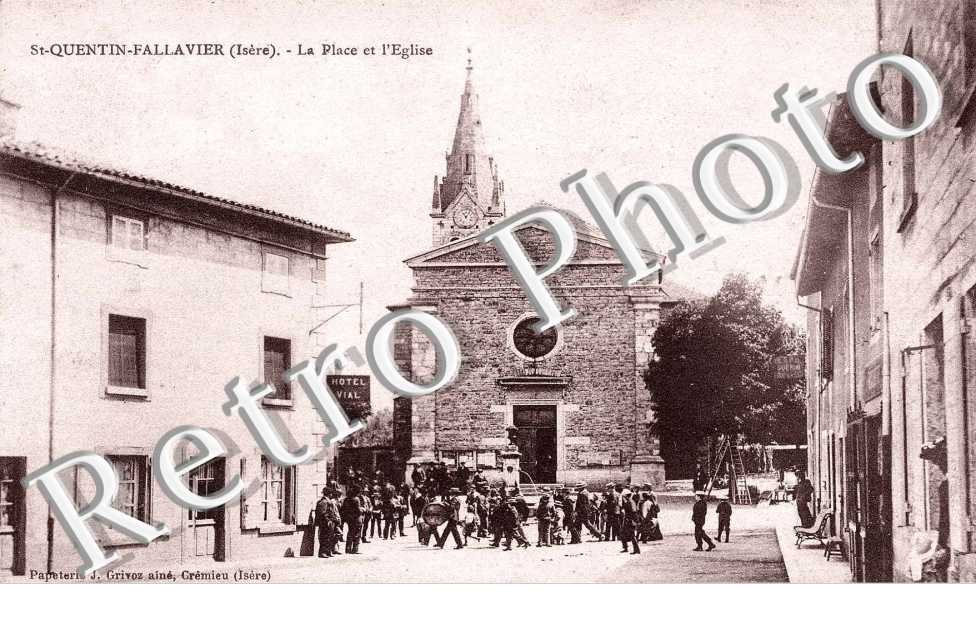 la place et l'eglise