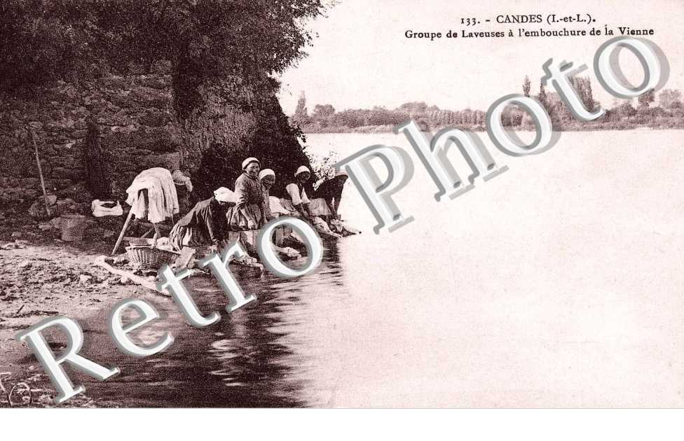 Groupe de laveuses a l'embouchure de la Vienne