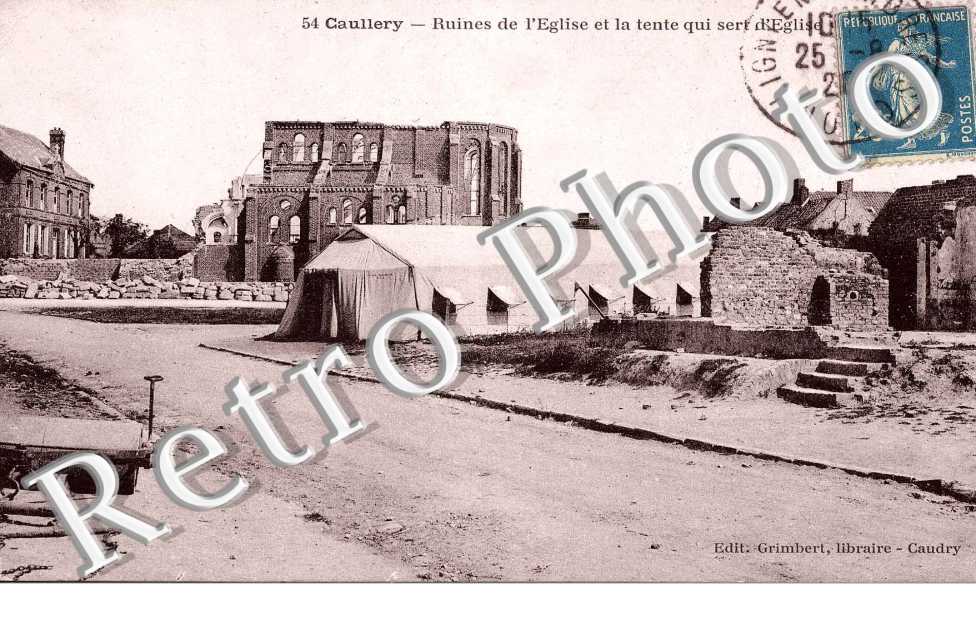 ruines de l'eglise et la tente qui sert d'eglise