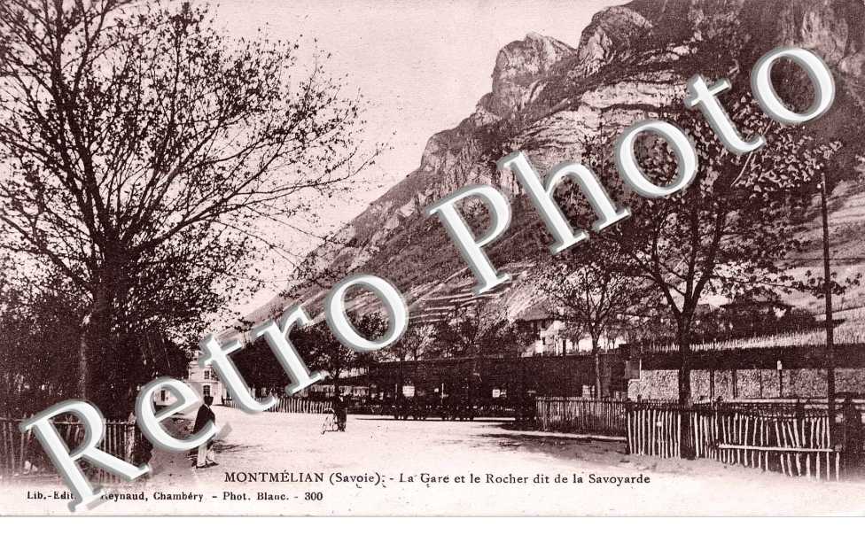 La gare et le rocher