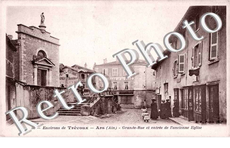 Grande rue et entree de l'ancienne eglise