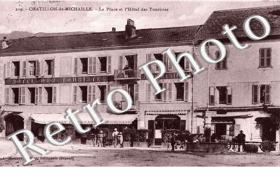 la place et l'hotel des touristes