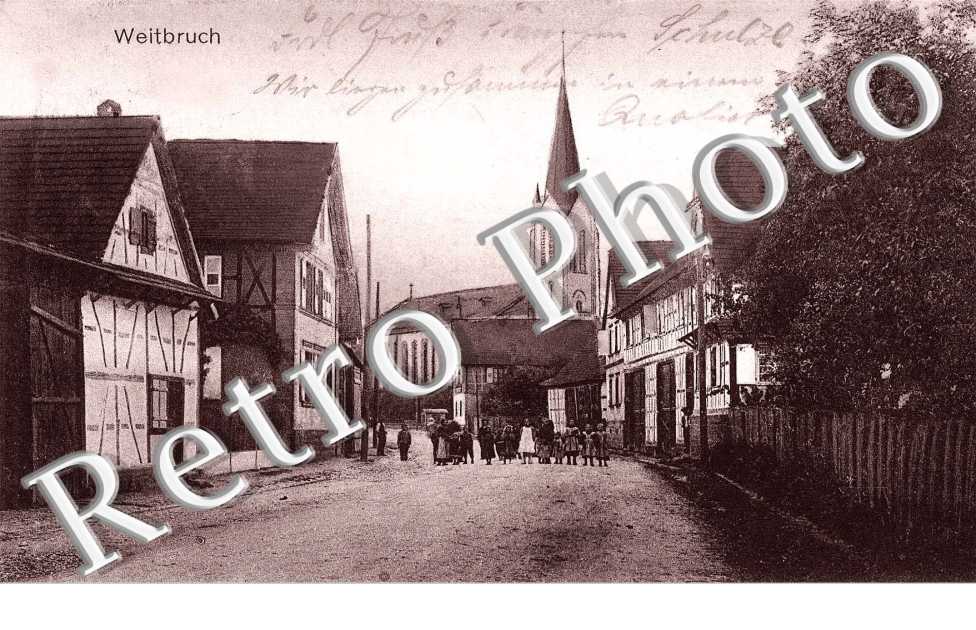 Vue d'une rue et de l'église