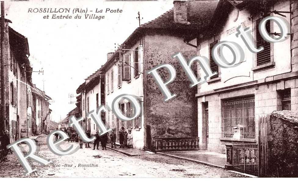 La poste et entree du village