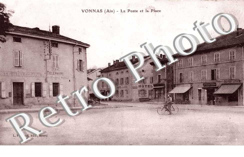 la poste et la place