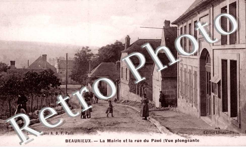 la mairie et la rue du Pave