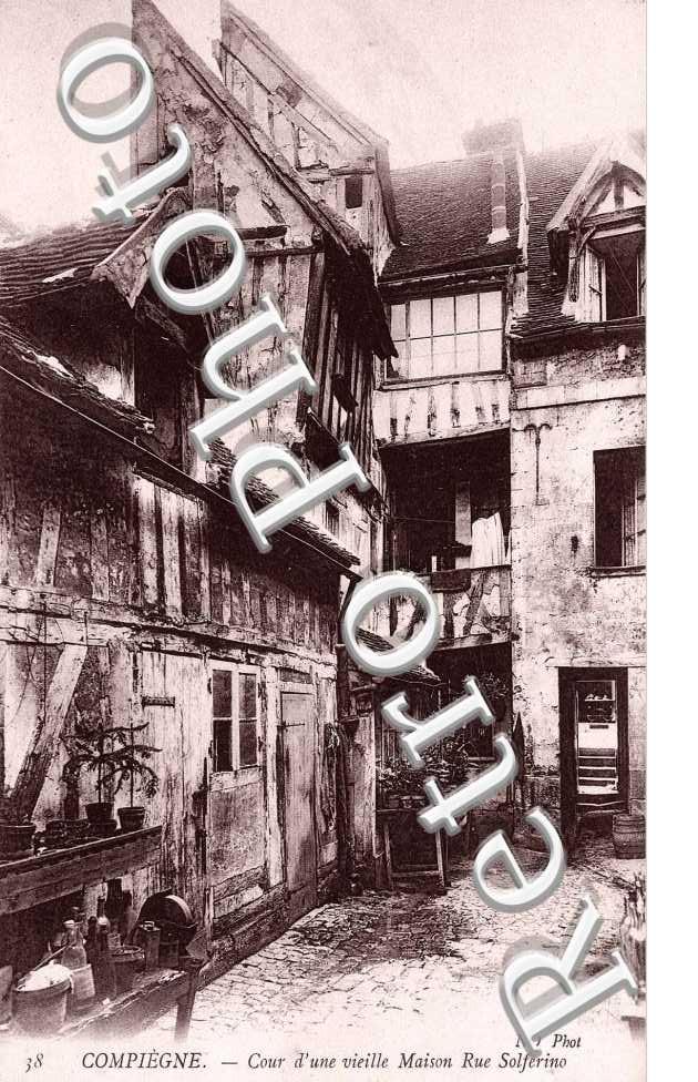 RUE SOLFERINO COUR D'UNE VIEILLE MAISON