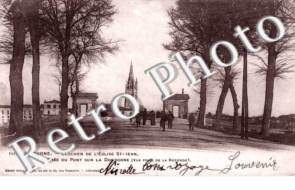 Clocher de l'Eglise Saint Jean. Entrée du pont sur la Dordogne