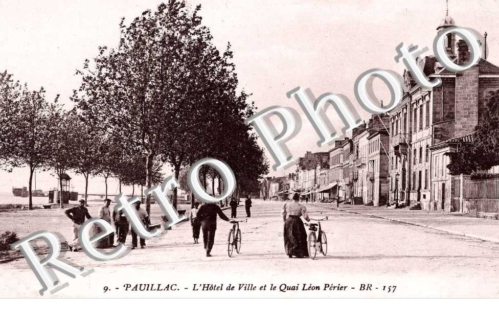 l'hotel de ville et le quai Leon Perier