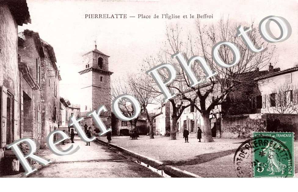 place de l'eglise et le beffroi