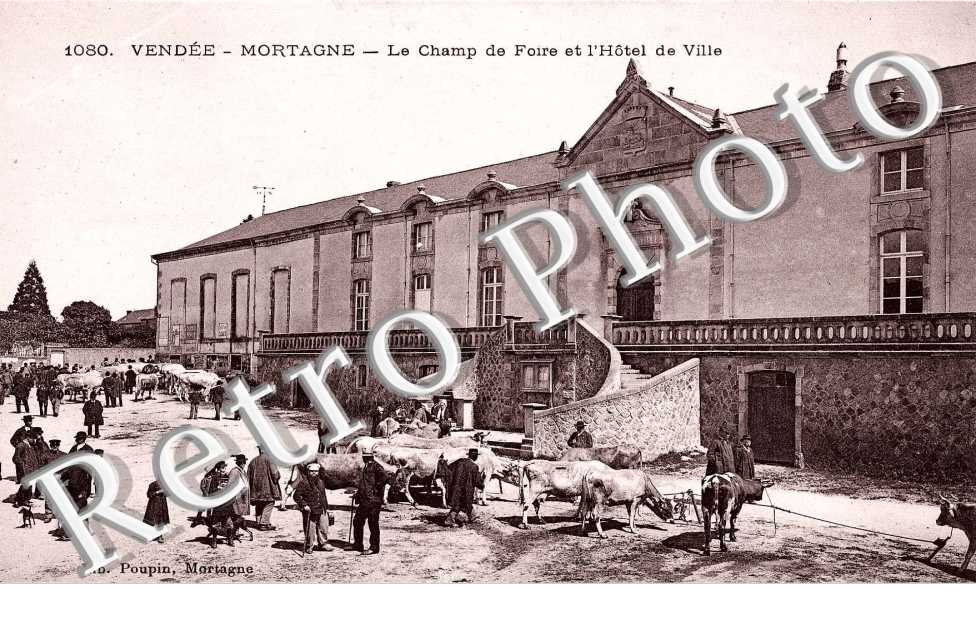 le champ de foire et l'Hotel de Ville
