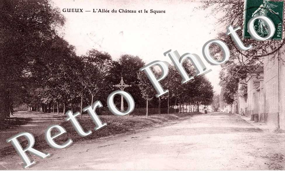 L'allee du chateau et le square
