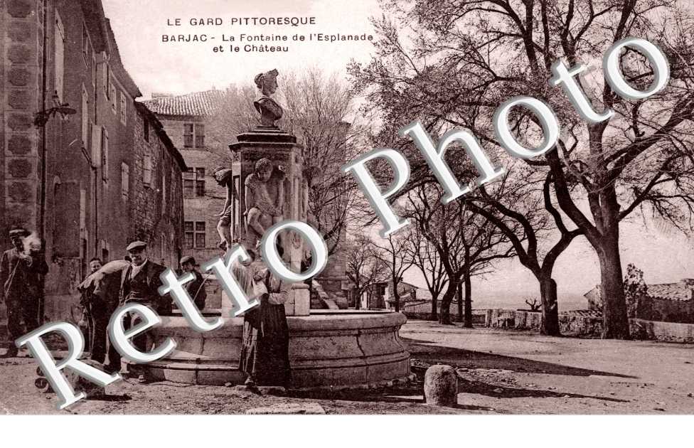 Fontaine de l'esplanade et le chateau
