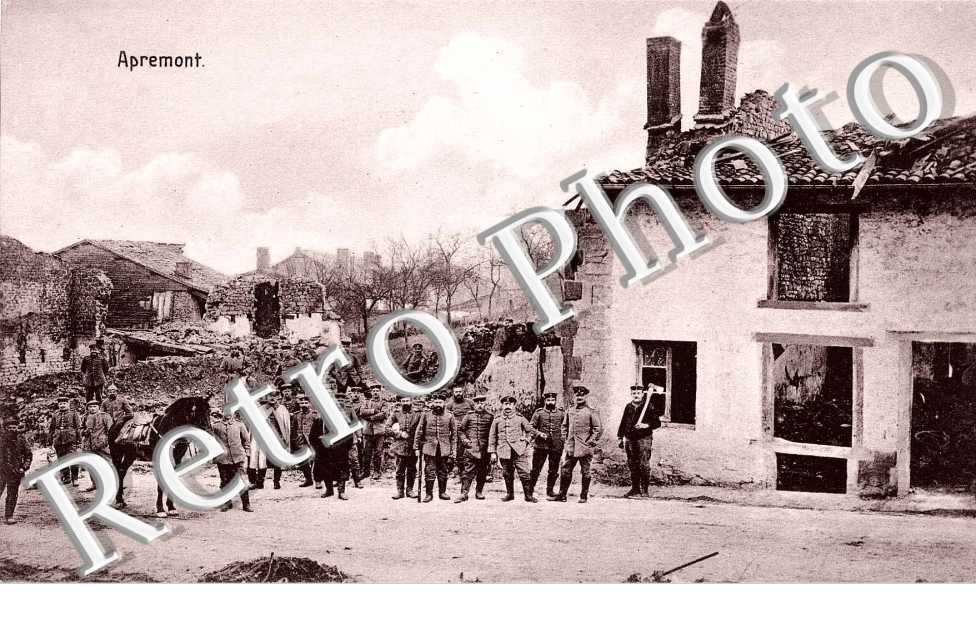 Une Rue - destruction et militaqires