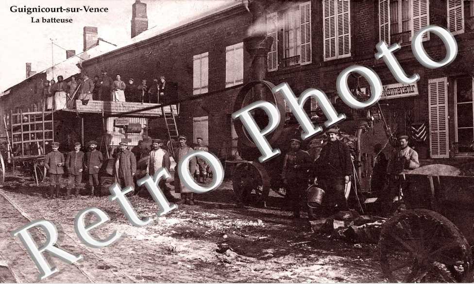 LA BATTEUSE (UNE RUE ANIMEE AVEC MILITAIRES ALLEMANDS)