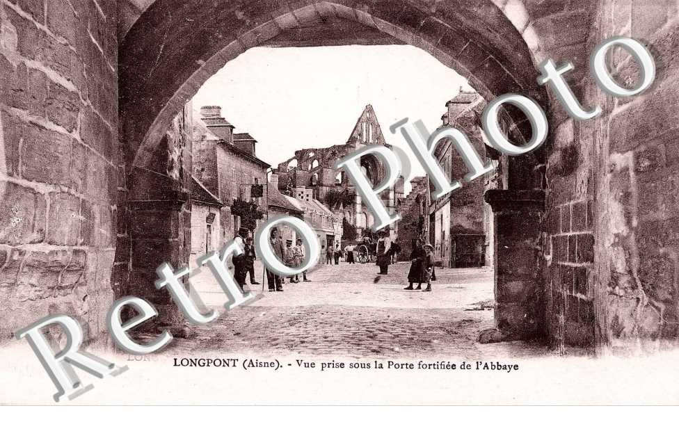 vue prise sous la porte fortifiee de l'abbaye