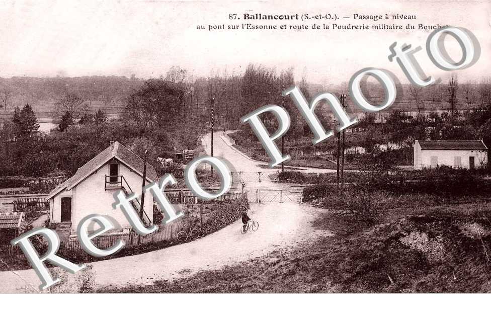 Passage a niveau et Route de la Poudrerie militaire du Bouchet