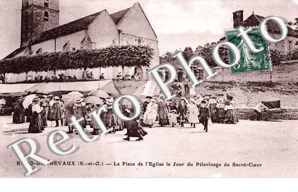 La place de l'eglise le jour du pelerinage du sacre-coeur