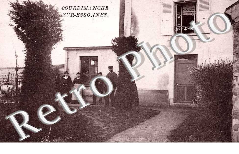 (une famille devant sa maison)