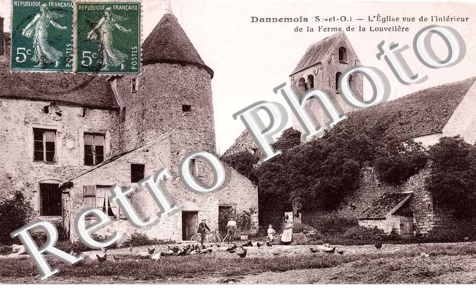 Eglise et vue de la ferme de la Louvetiere
