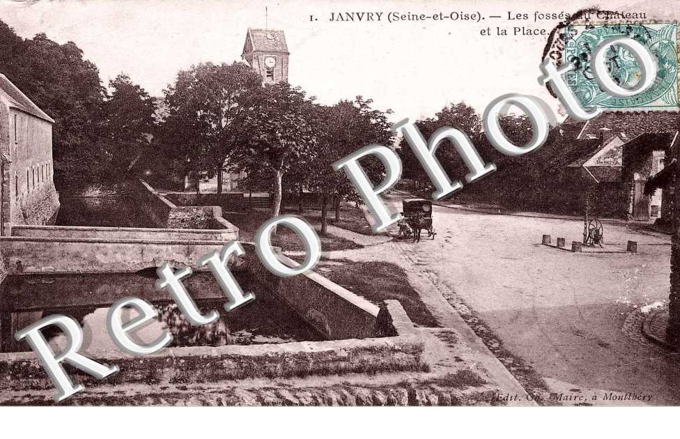 Les fosses du chateau et la place