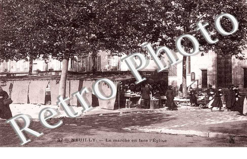 Le marche en face de l'eglise
