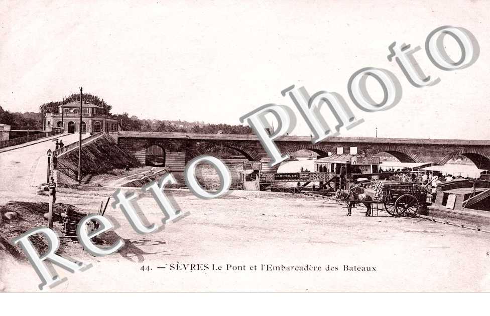 Le pont et l'embarcadere des bateaux