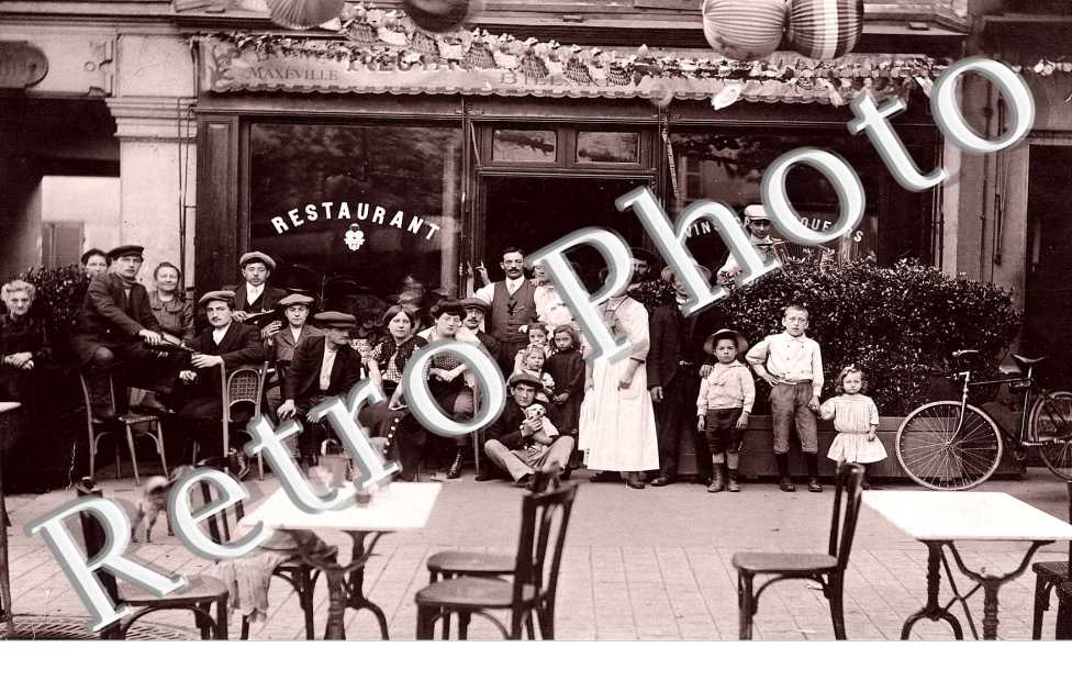 Un groupe devant le Restaurant