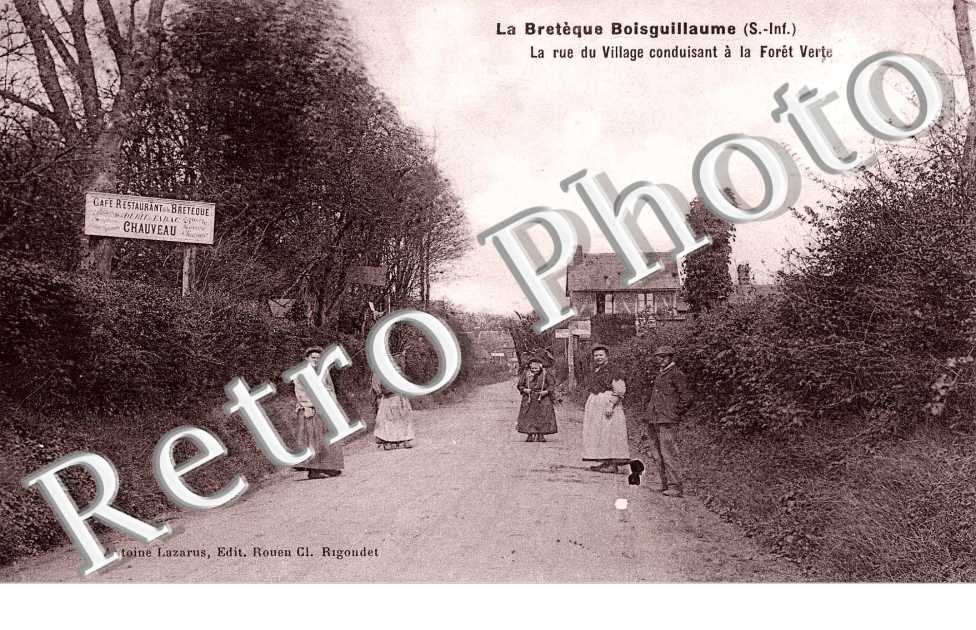 La rue du village conduisant a la foret verte
