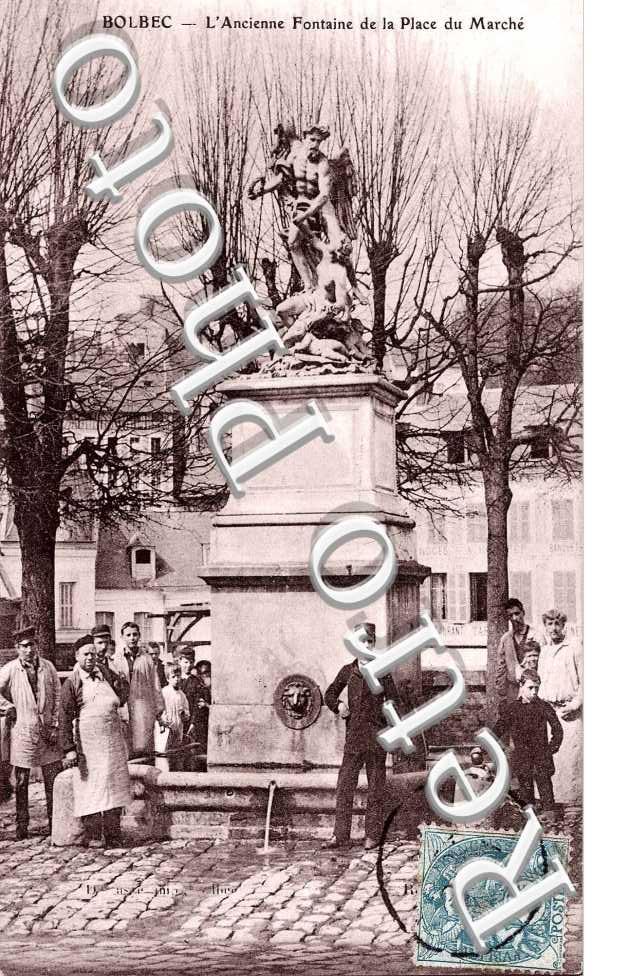 L'ancienne fontaine de la place du marche