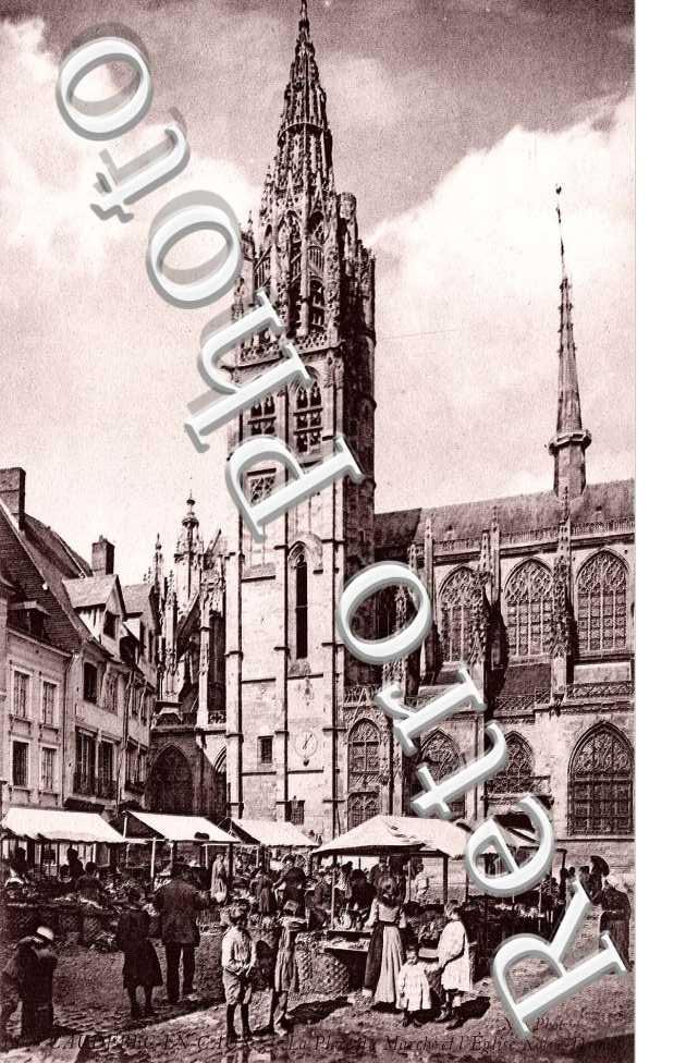 la place du marche et l'eglise Notre Dame