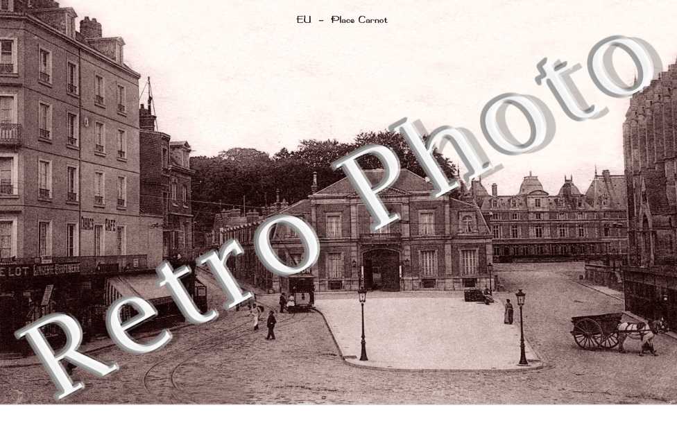place Carnot Hotel de ville et le chateau
