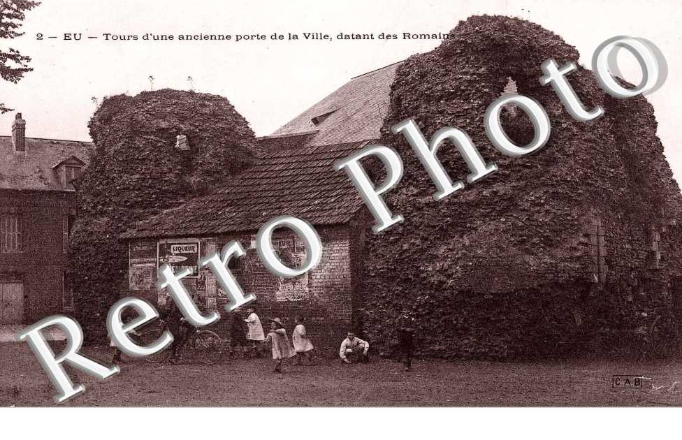 Tours d'une ancienne porte de la ville datant des romains