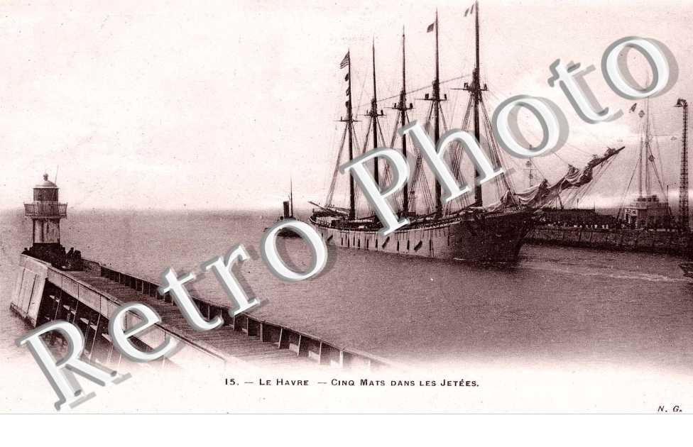 Cinq mats dans les jetees (bateau)